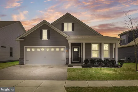 a view of a house with yard and plants