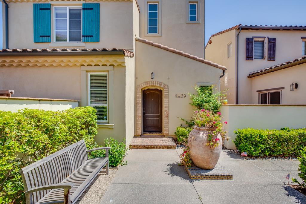 1420 Dahlia Loop San Jose, CA 95126 - Photo 1 of 36 a front view of a house with plants