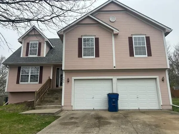 $394,400 | 104 Northeast Stonebridge Court, Blue Springs, MO 64014