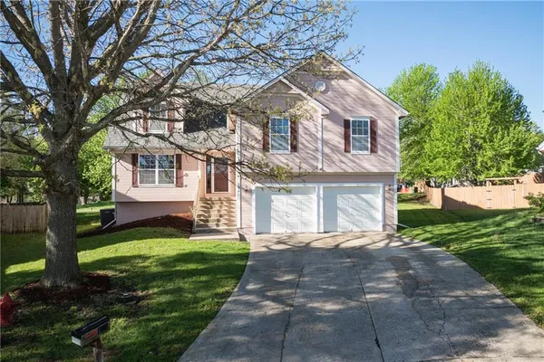 $394,400 | 104 Northeast Stonebridge Court, Blue Springs, MO 64014
