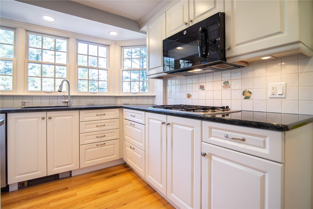 21 Heritage Road Barrington, RI 02806 - Photo 7 of 33 Gallery Image 7