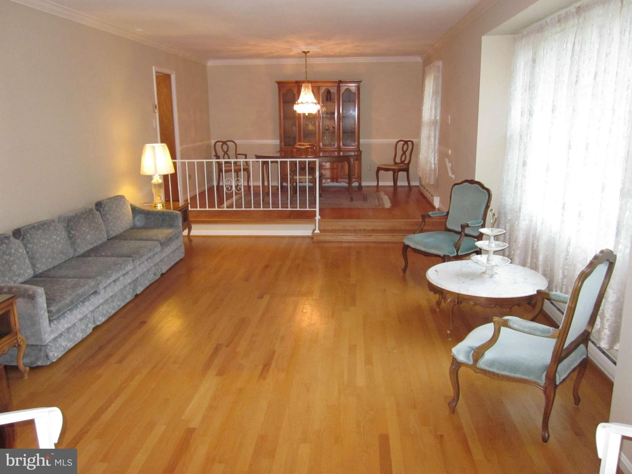 18612 Muncaster Road Derwood, MD 20855 - Photo 6 of 28 Living Room