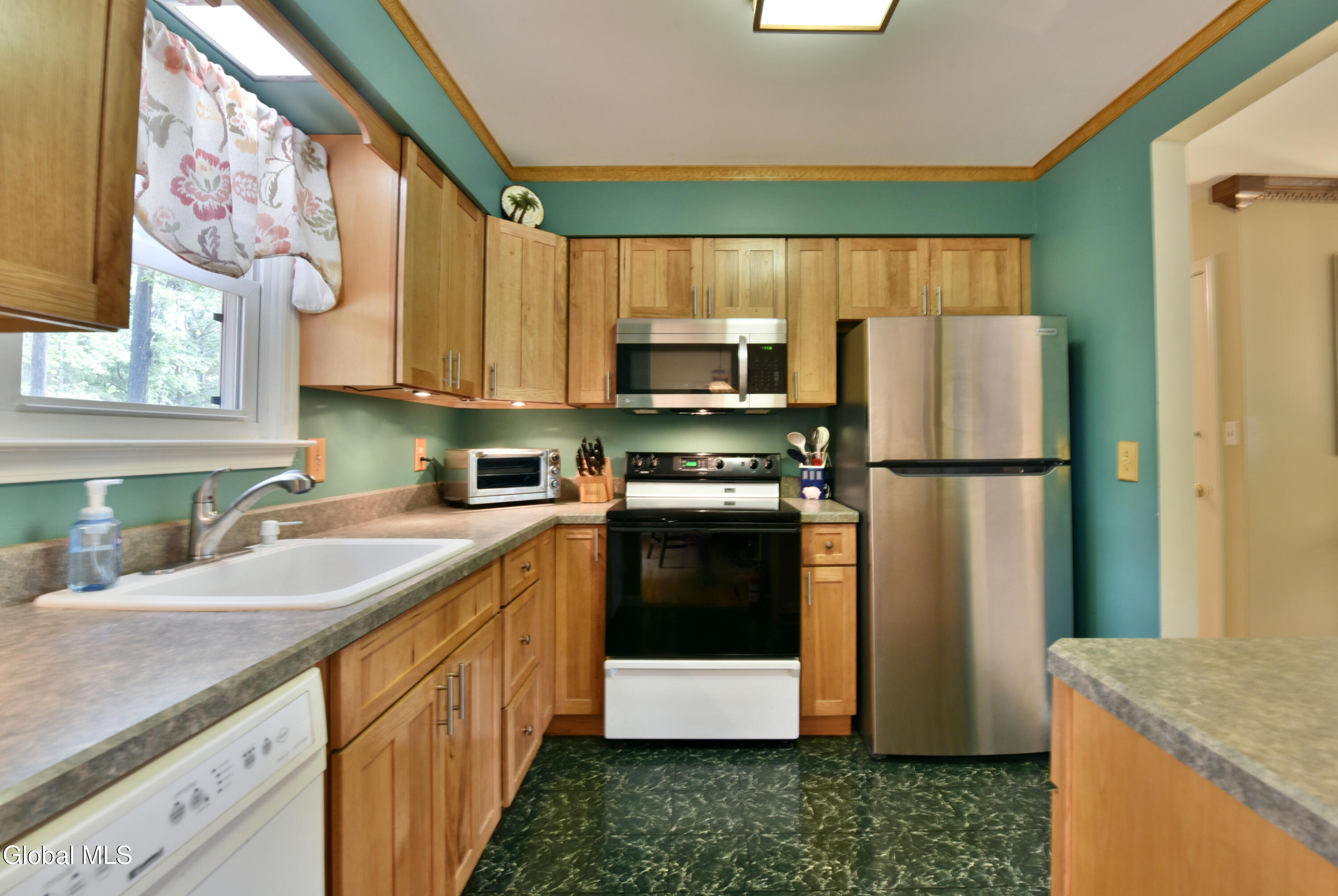 7 Marcel Road Halfmoon, NY 12065 - Photo 12 of 31 19