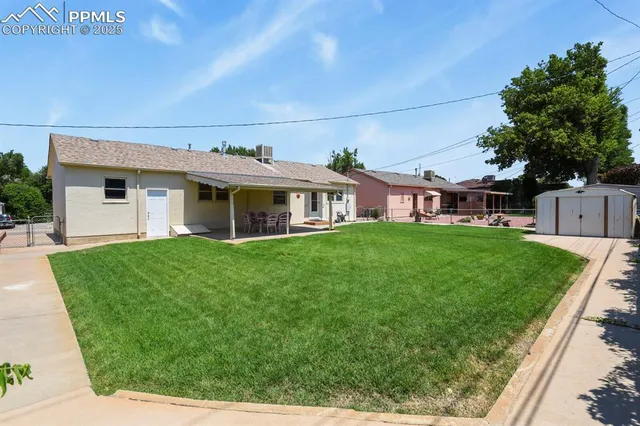a view of a house with a yard