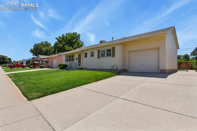 a front view of house with yard