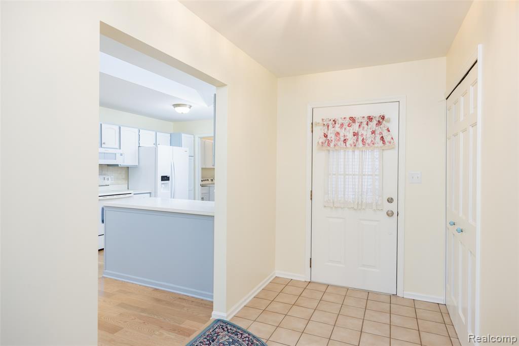 970 Ridge Court Brighton, MI 48116 - Photo 6 of 24 Gallery Image 6
