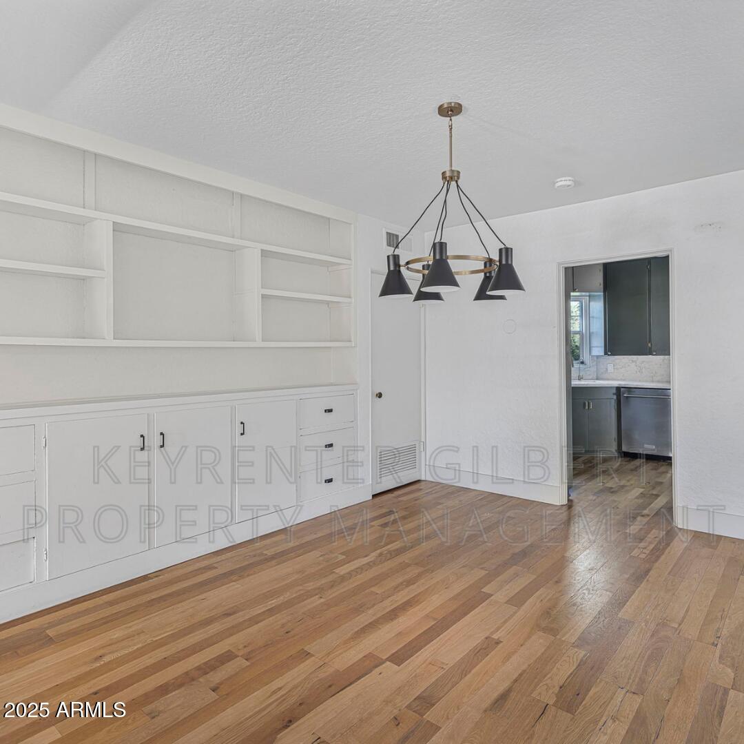 653 North Robson Mesa, AZ 85201 - Photo 5 of 31 2