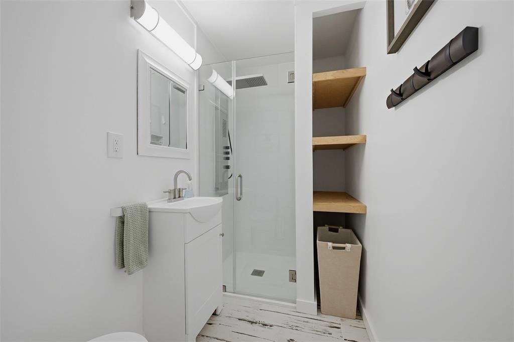 230 Frosty Hollow Road Denison, TX 75021 - Photo 22 of 40 a bathroom with a sink and mirror