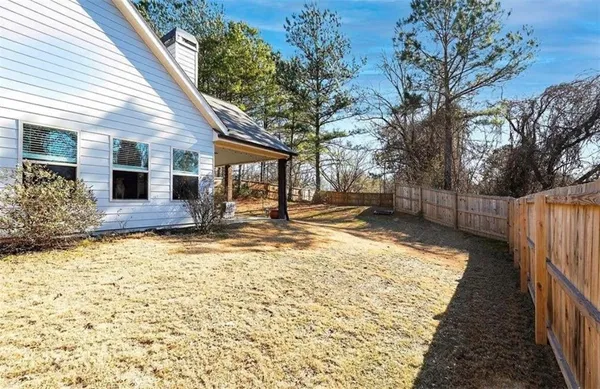 a view of a backyard