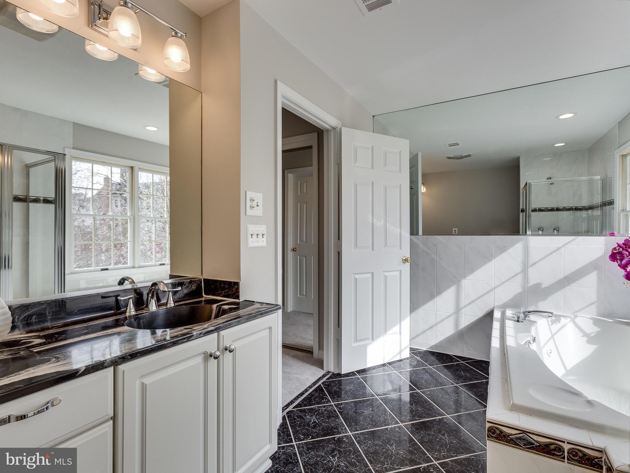 5613 Clifton Road Clifton, VA 20124 - Photo 24 of 42 Mast bath w/ dual sinks and soaking tub.