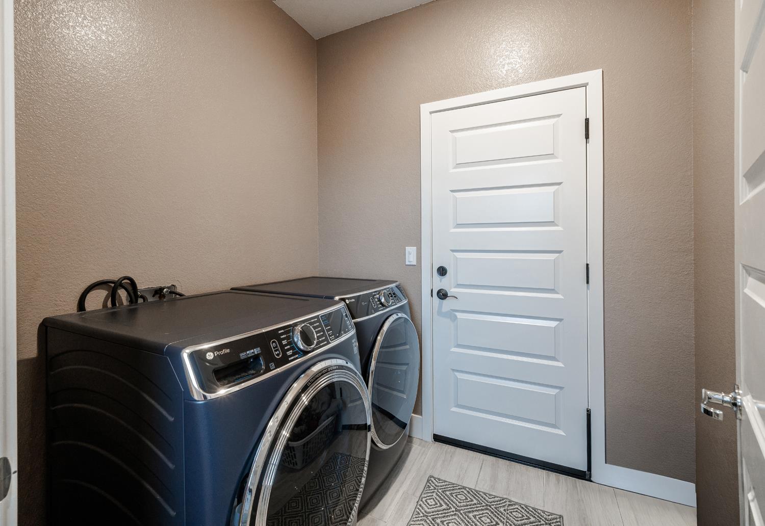 4414 Hawkfinch Circle Rancho Cordova, CA 95742 - Photo 24 of 40 a utility room with dryer and washer