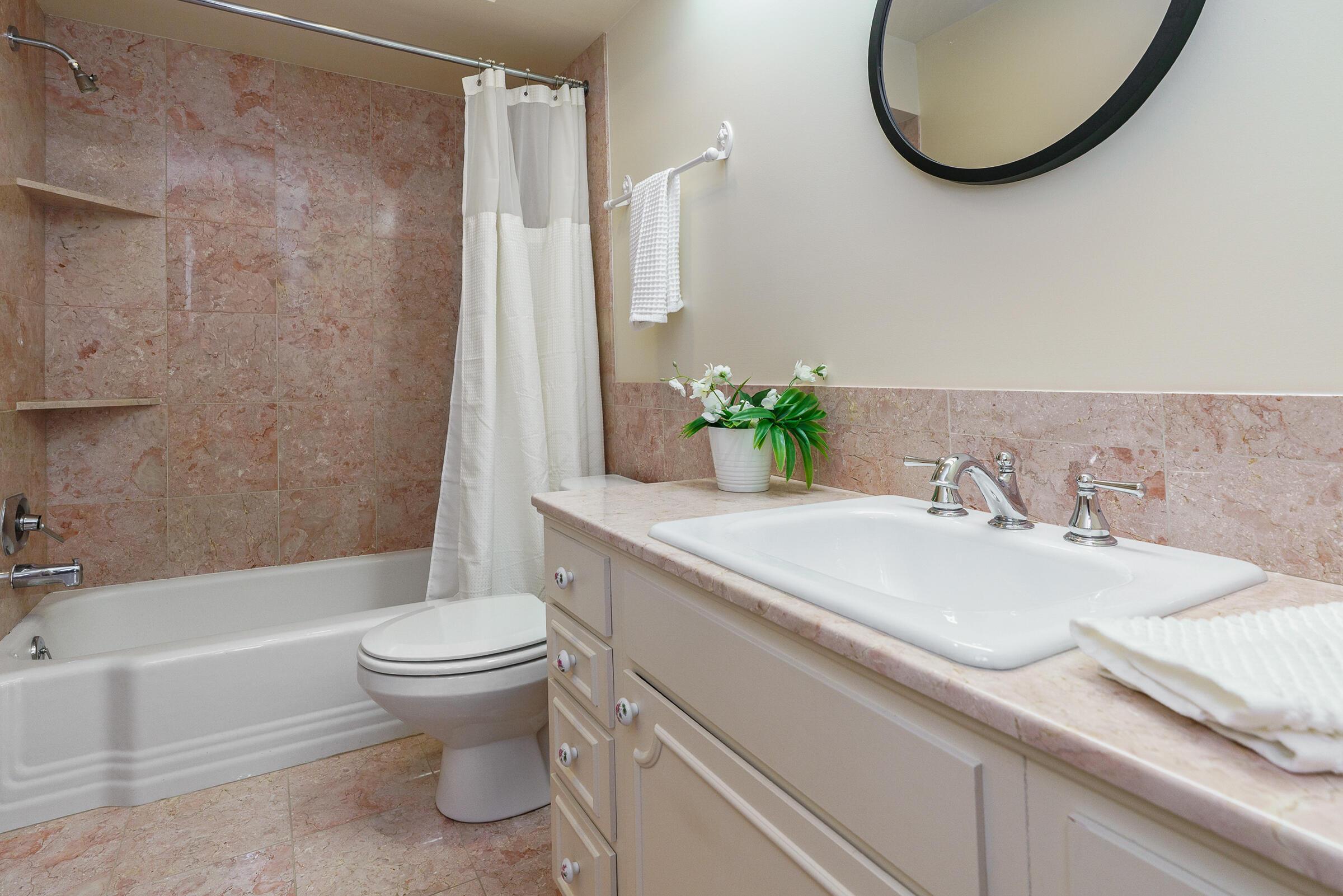 1631 Roxbury Road, Unit F3 Columbus, OH 43212 - Photo 10 of 45 Full Bathroom