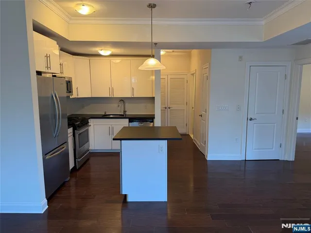 $2,725 | 2001 Hudson Terrace, Unit 305, Fort Lee, NJ 07024