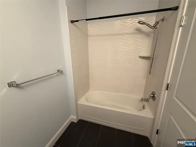 $2,725 | 2001 Hudson Terrace, Unit 305, Fort Lee, NJ 07024