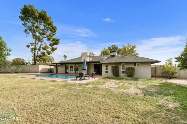 a view of a livingroom with a ceiling fan