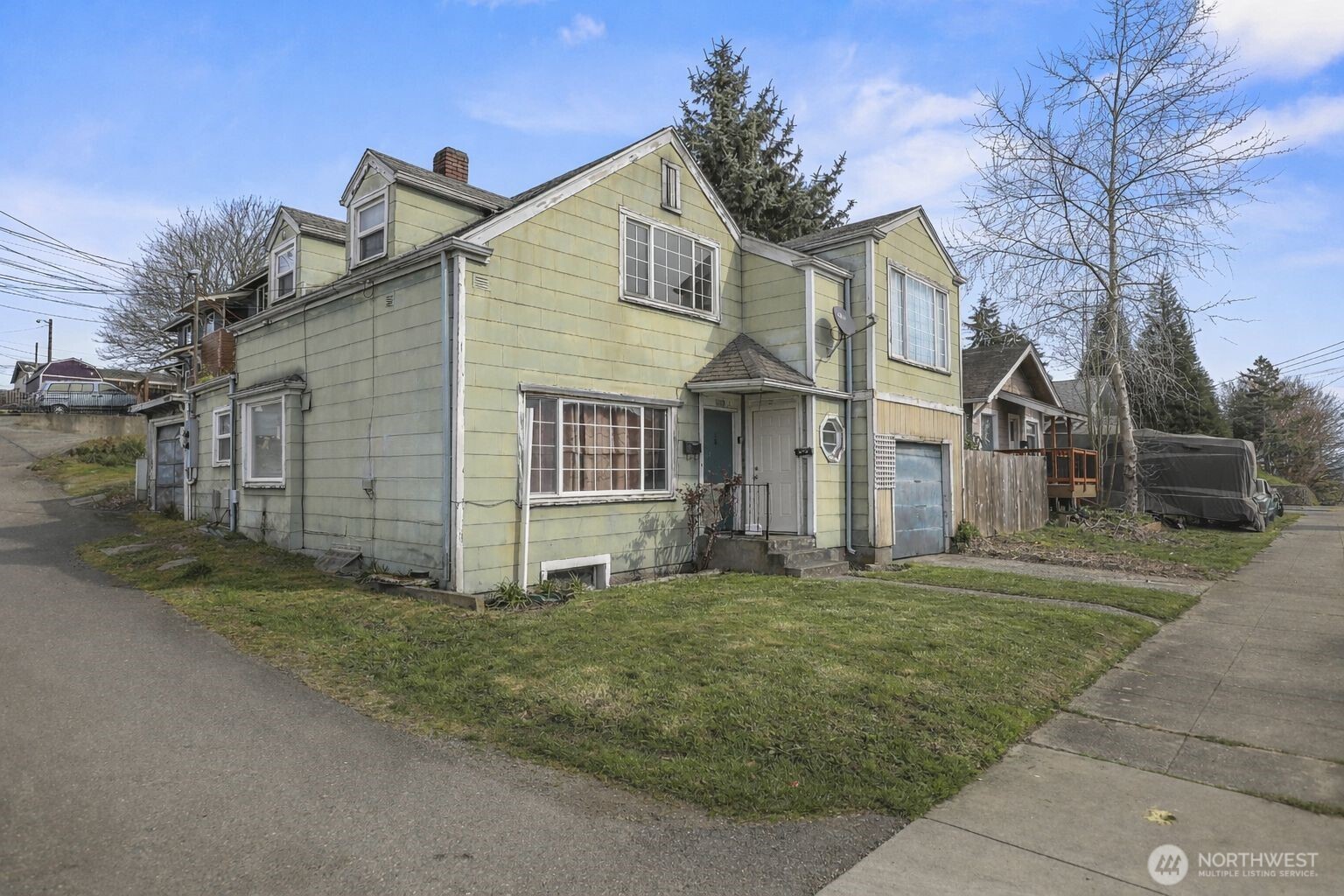1817 34th Street Everett, WA 98201 - Photo 19 of 19 a view of a yard in front of a house with a large tree