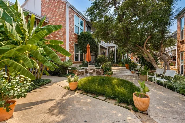 a view of a fountain in front of house