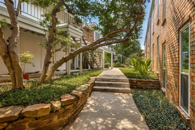 a view of a fountain in front of house
