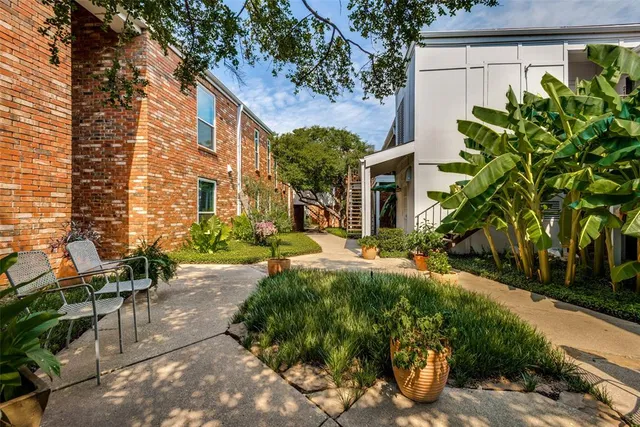 a view of a house with backyard and porch