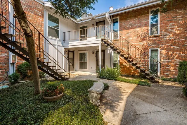 a view of entrance door of the house