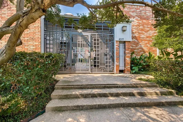 a view of a house with backyard and garden