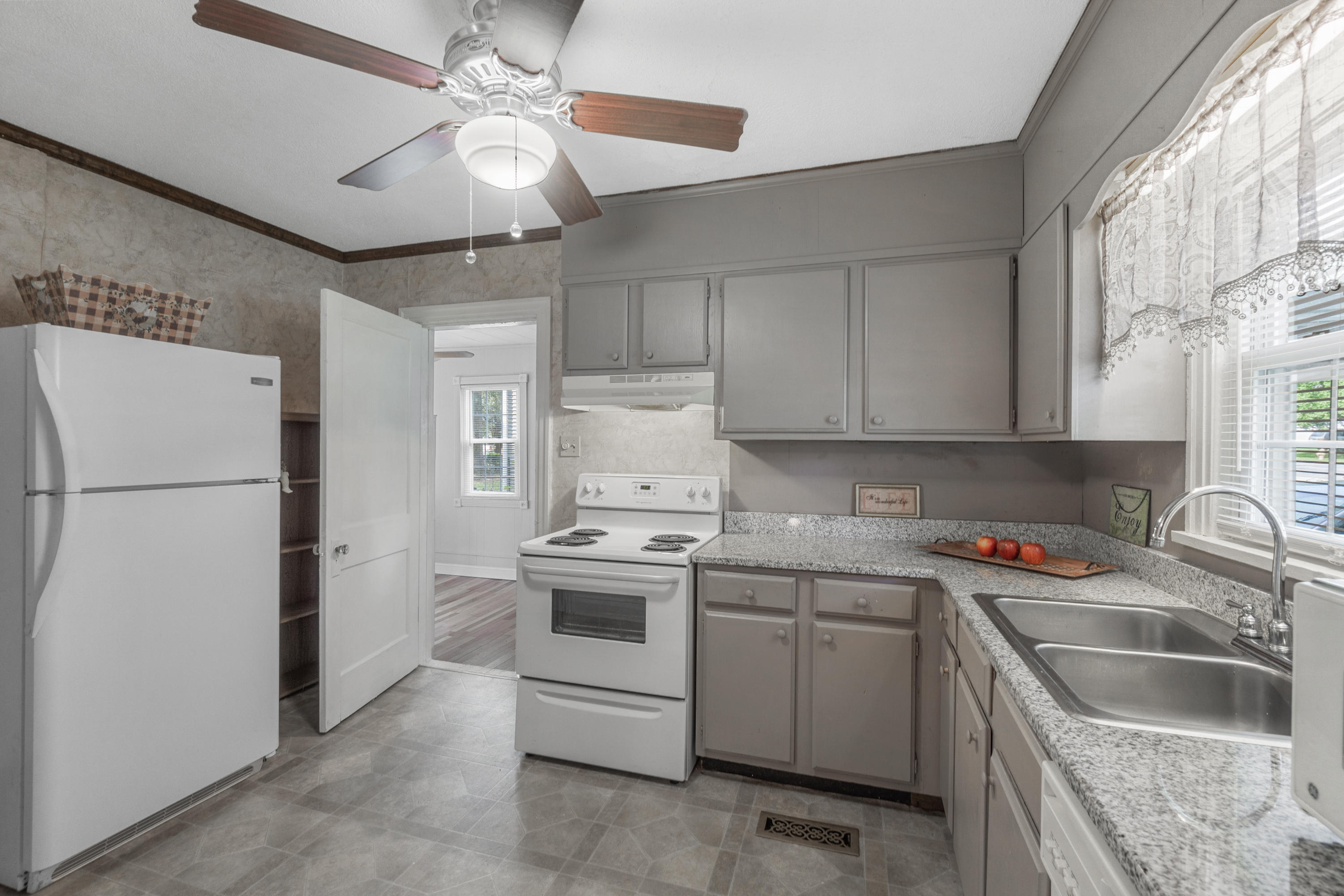 614 South Moore Road Chattanooga, TN 37412 - Photo 3 of 27 614 S. Moore-11