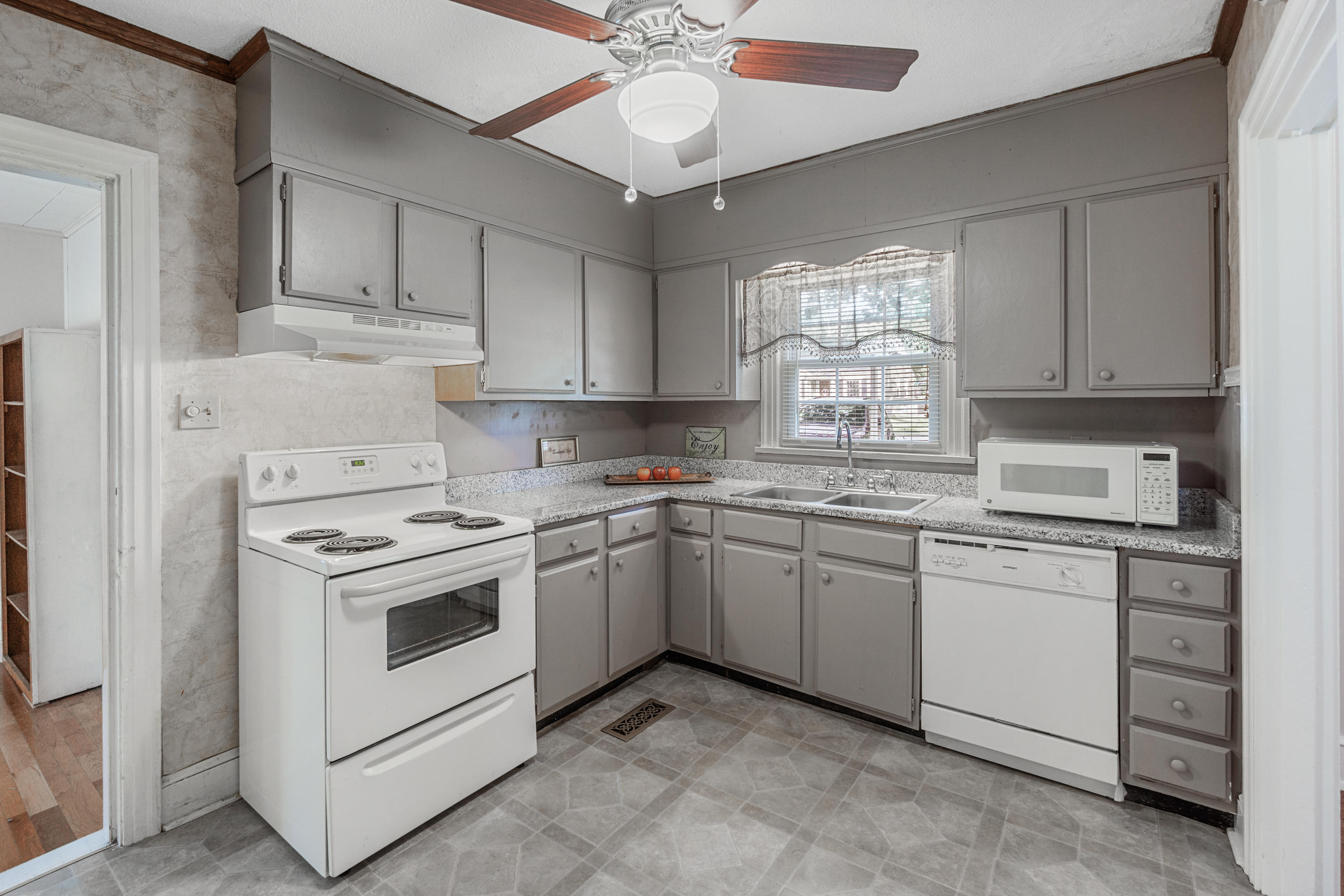 614 South Moore Road Chattanooga, TN 37412 - Photo 4 of 27 614 S. Moore-13