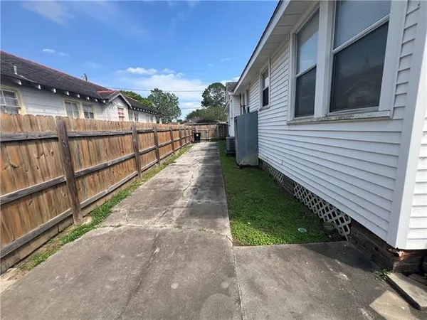 $1,500 | 2012 East Beauregard Street, Chalmette, LA 70043