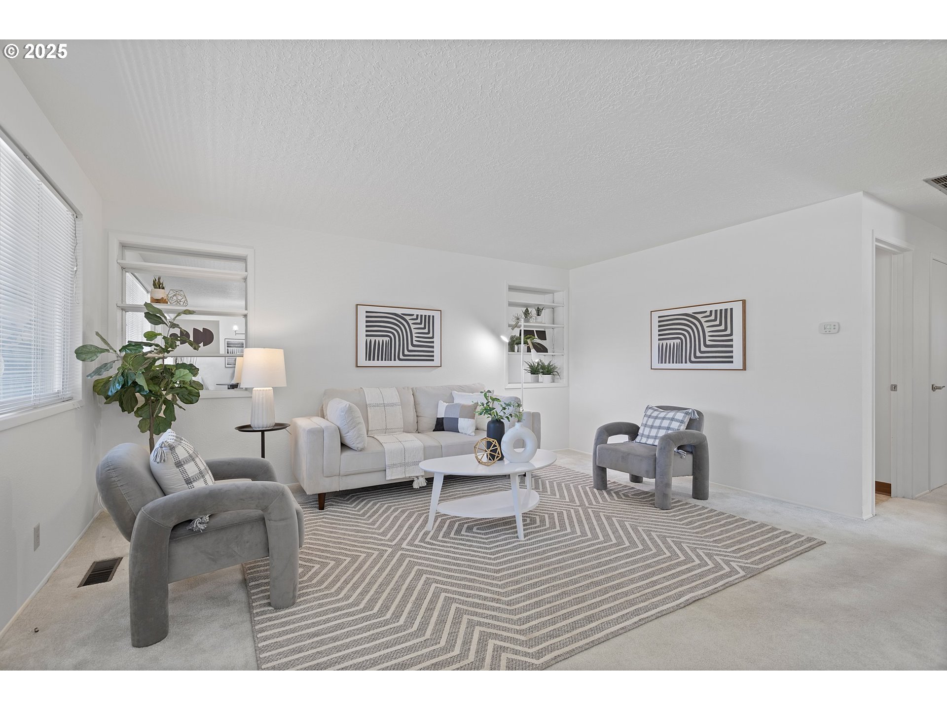 1355 Thompson Road Woodburn, OR 97071 - Photo 2 of 29 Living Room