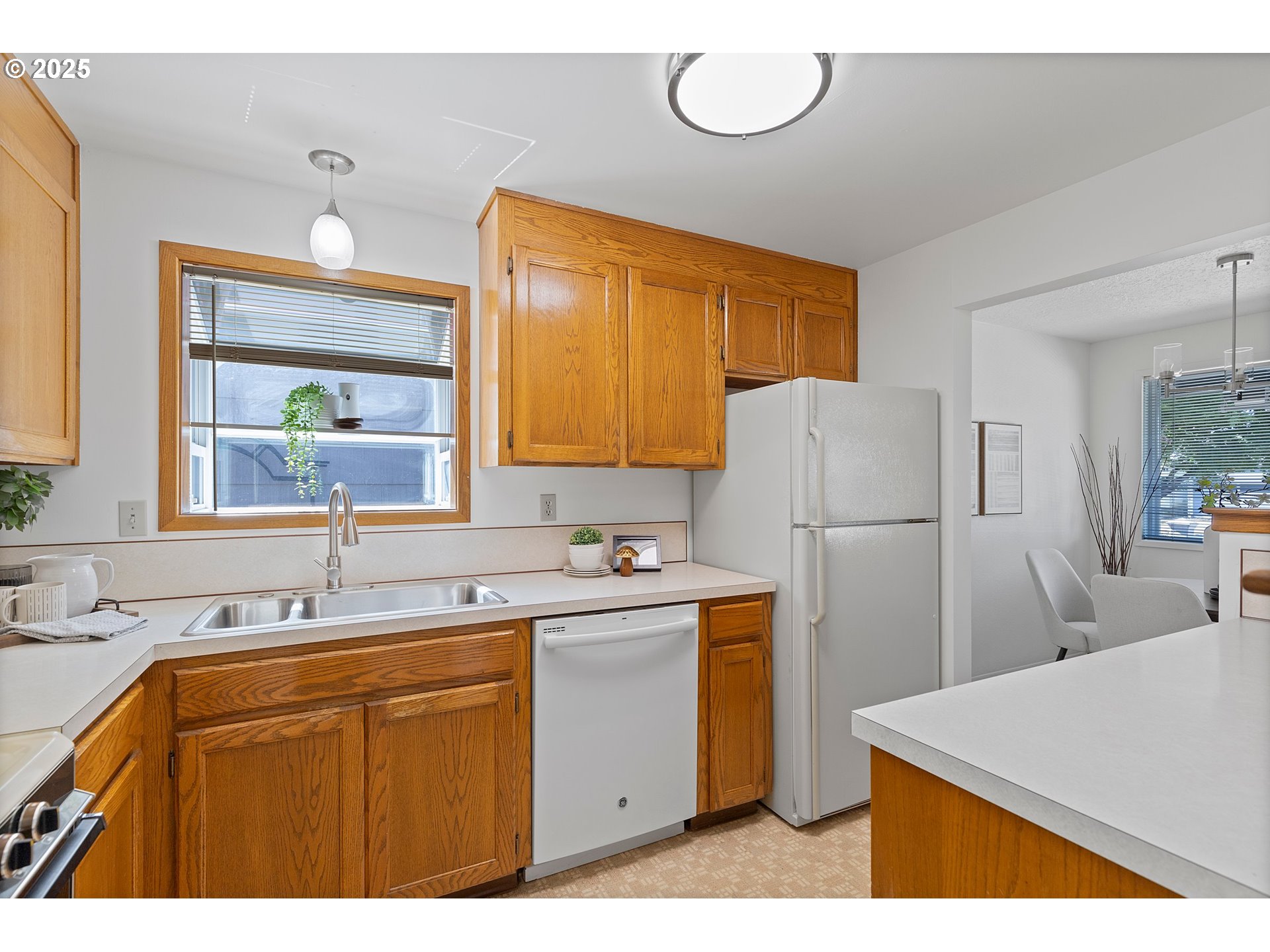 1355 Thompson Road Woodburn, OR 97071 - Photo 6 of 29 Kitchen