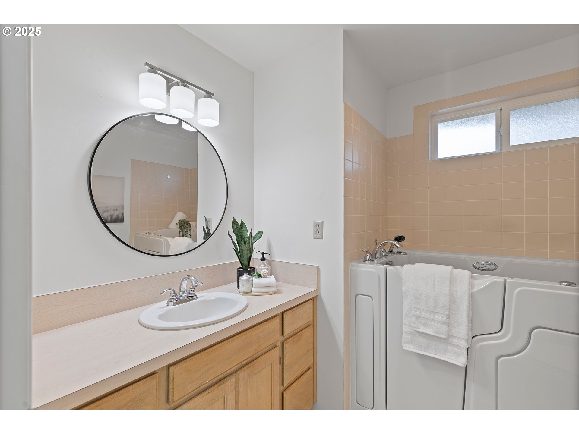 1355 Thompson Road Woodburn, OR 97071 - Photo 9 of 29 Bathroom