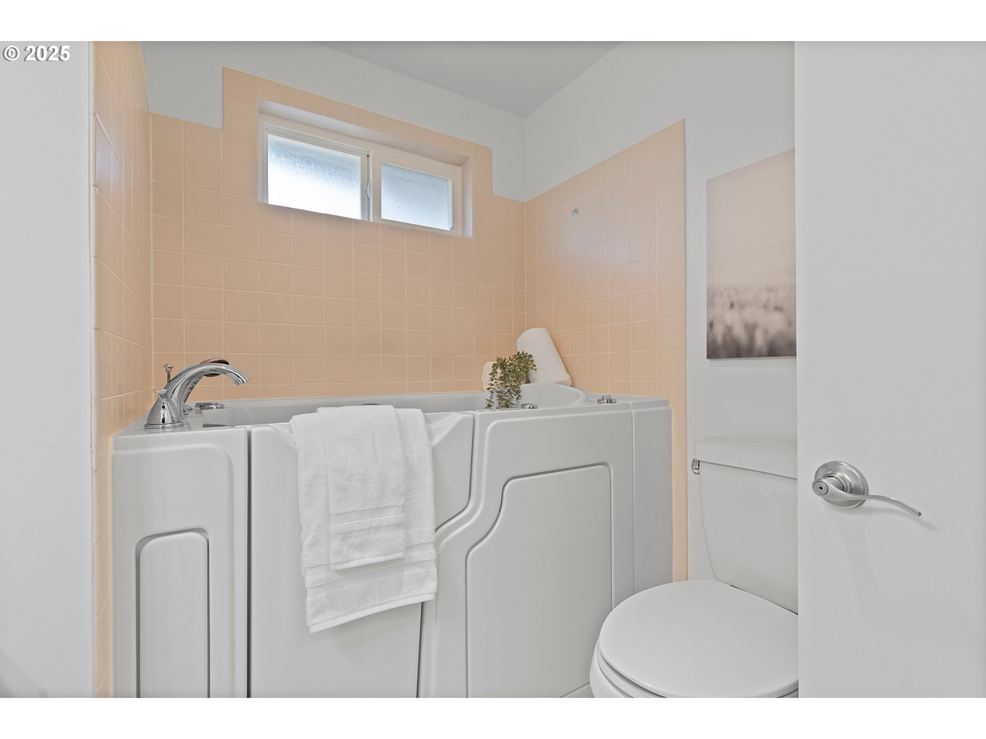 1355 Thompson Road Woodburn, OR 97071 - Photo 10 of 29 Bathroom