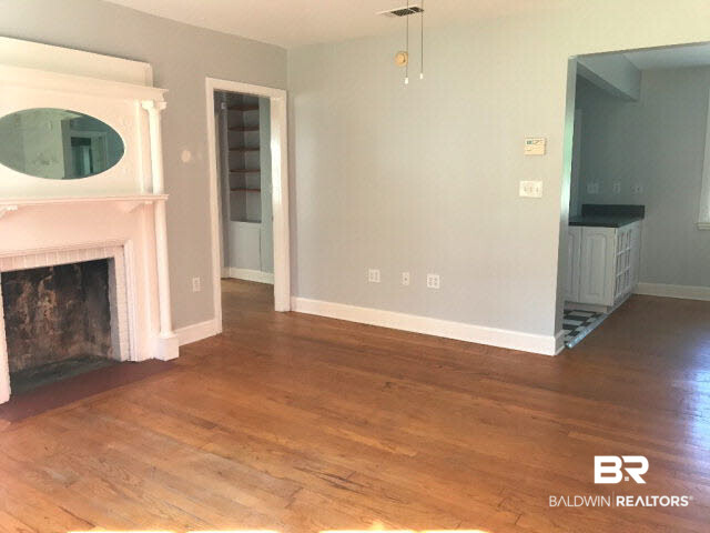 323 West Pineview Lane Mobile, AL 36608 - Photo 2 of 12 For Lease: 323 Pineview Lane West, Mobile, AL 36608 Living Room