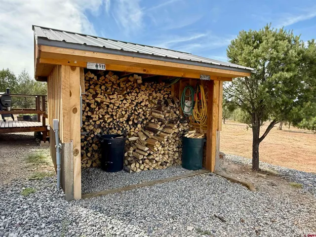 a view of a house with backyard
