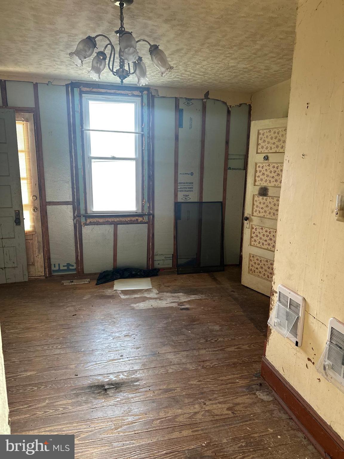 316 Greenbank Road Fredericksburg, VA 22406 - Photo 6 of 8 an empty room with windows