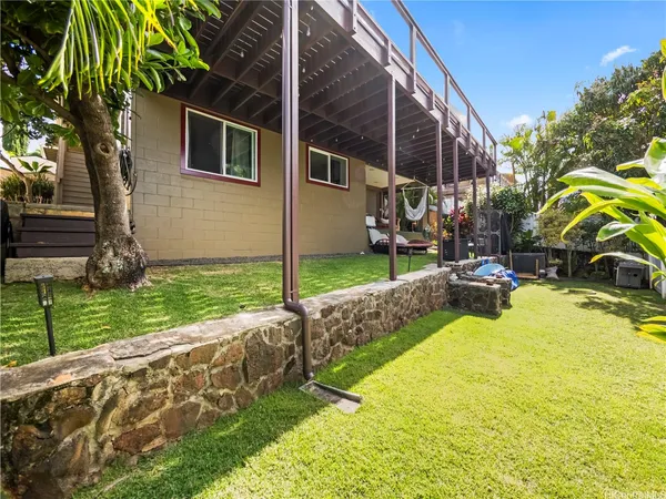 a view of a house with backyard and sitting area