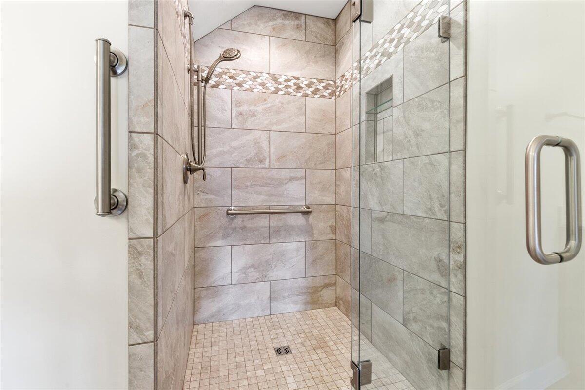 3409 Laurel Circle Roanoke, VA 24018 - Photo 31 of 34 a bathroom with a shower