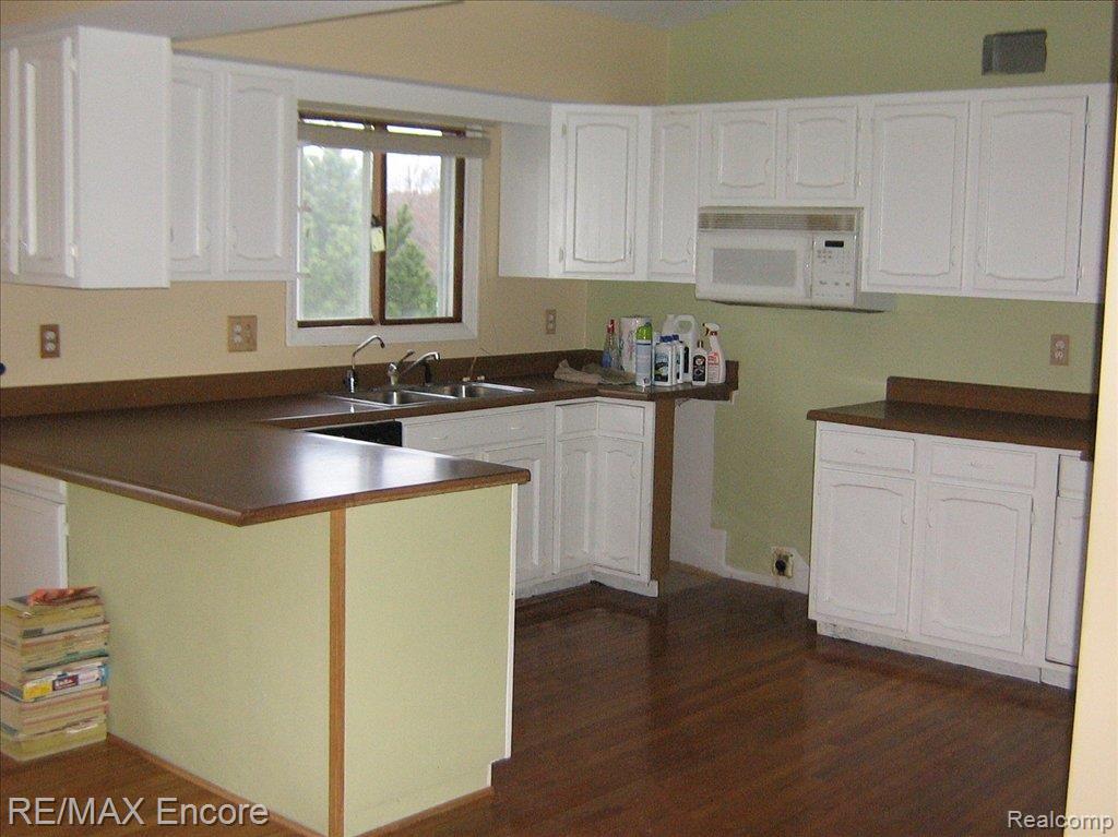 Bright Stylish Kitchen
