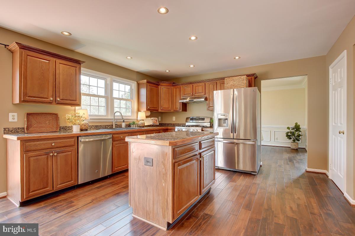 8167 Barnwood Road Manassas, VA 20110 - Photo 10 of 50 Updated Lighting , Nice and Sunny