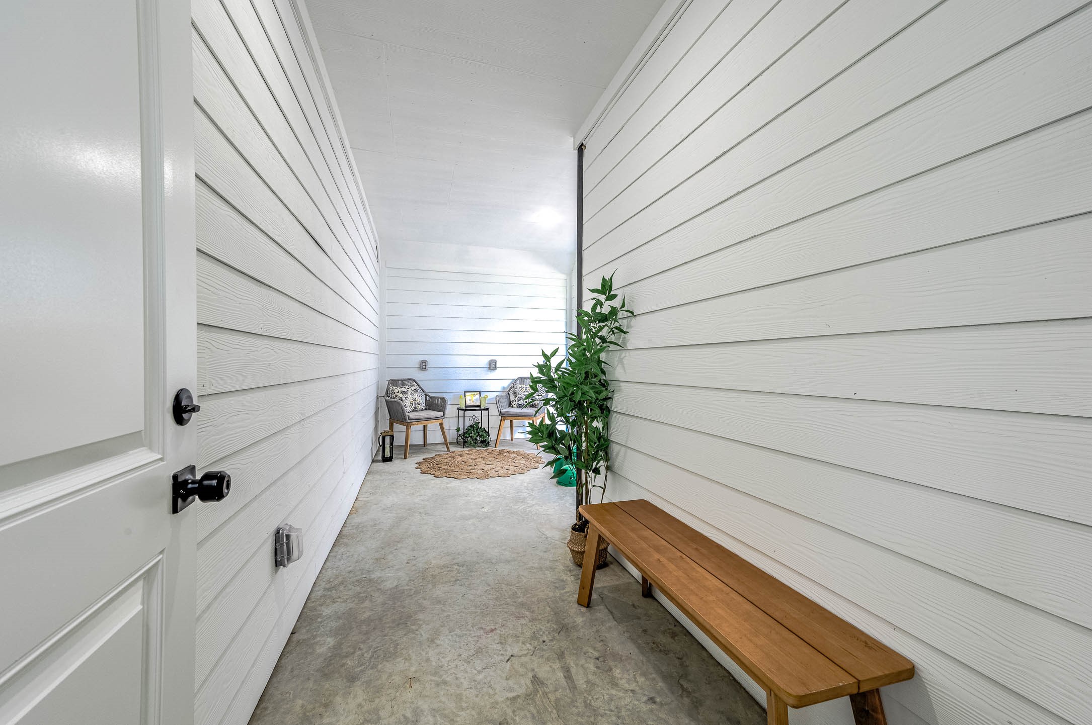 1515 Euel Street Houston, TX 77009 - Photo 31 of 34 Covered outdoor corridor offering a comfortable and shaded transition between spaces.