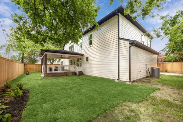 a view of a house with backyard