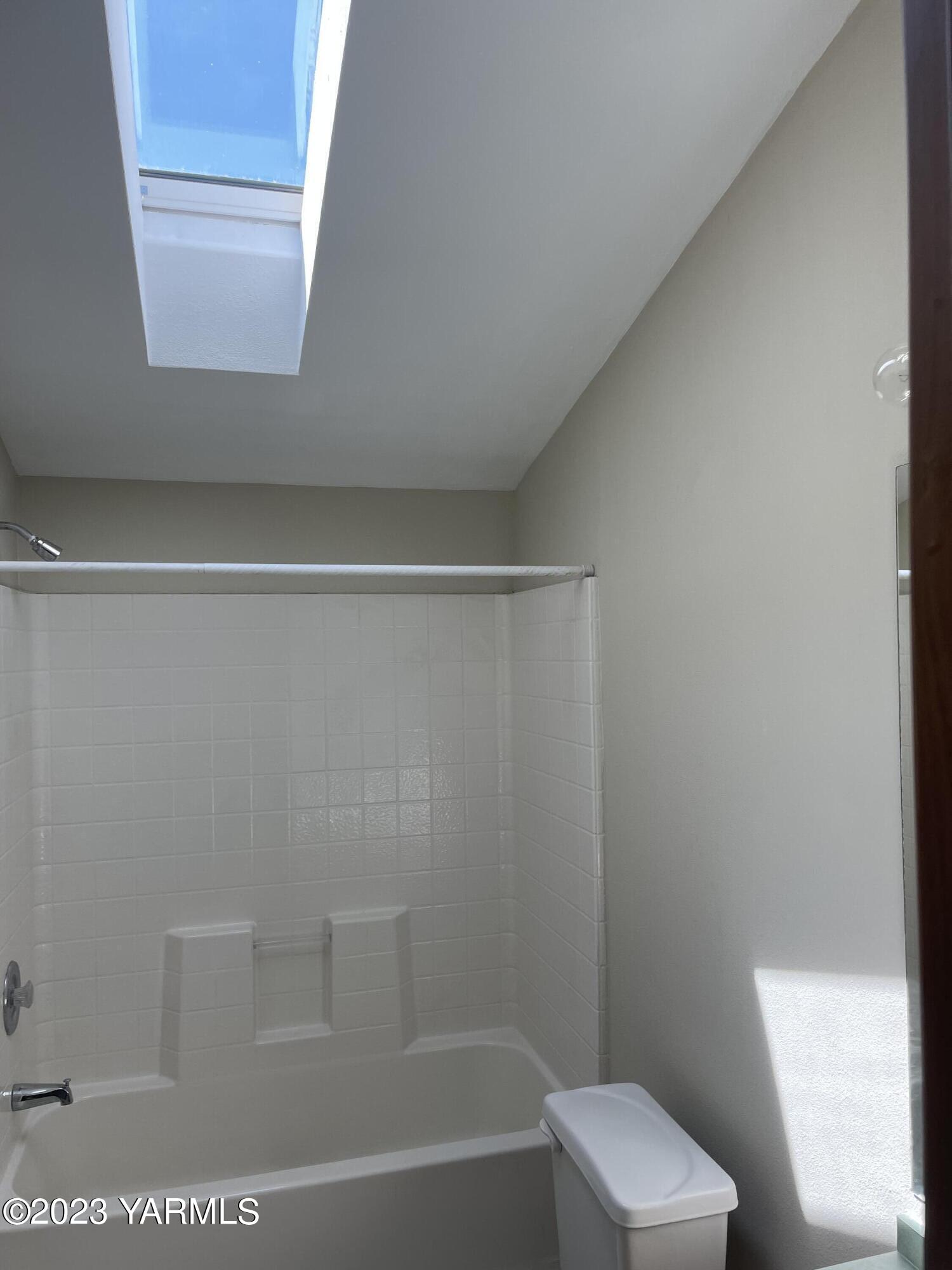 1200 South Euclid Road, Unit 89 Grandview, WA 98930 - Photo 15 of 23 a bathroom with a bathtub