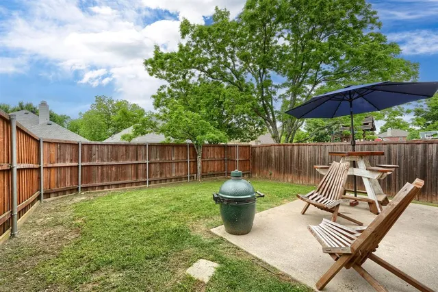 a view of a backyard with sitting area and furniture