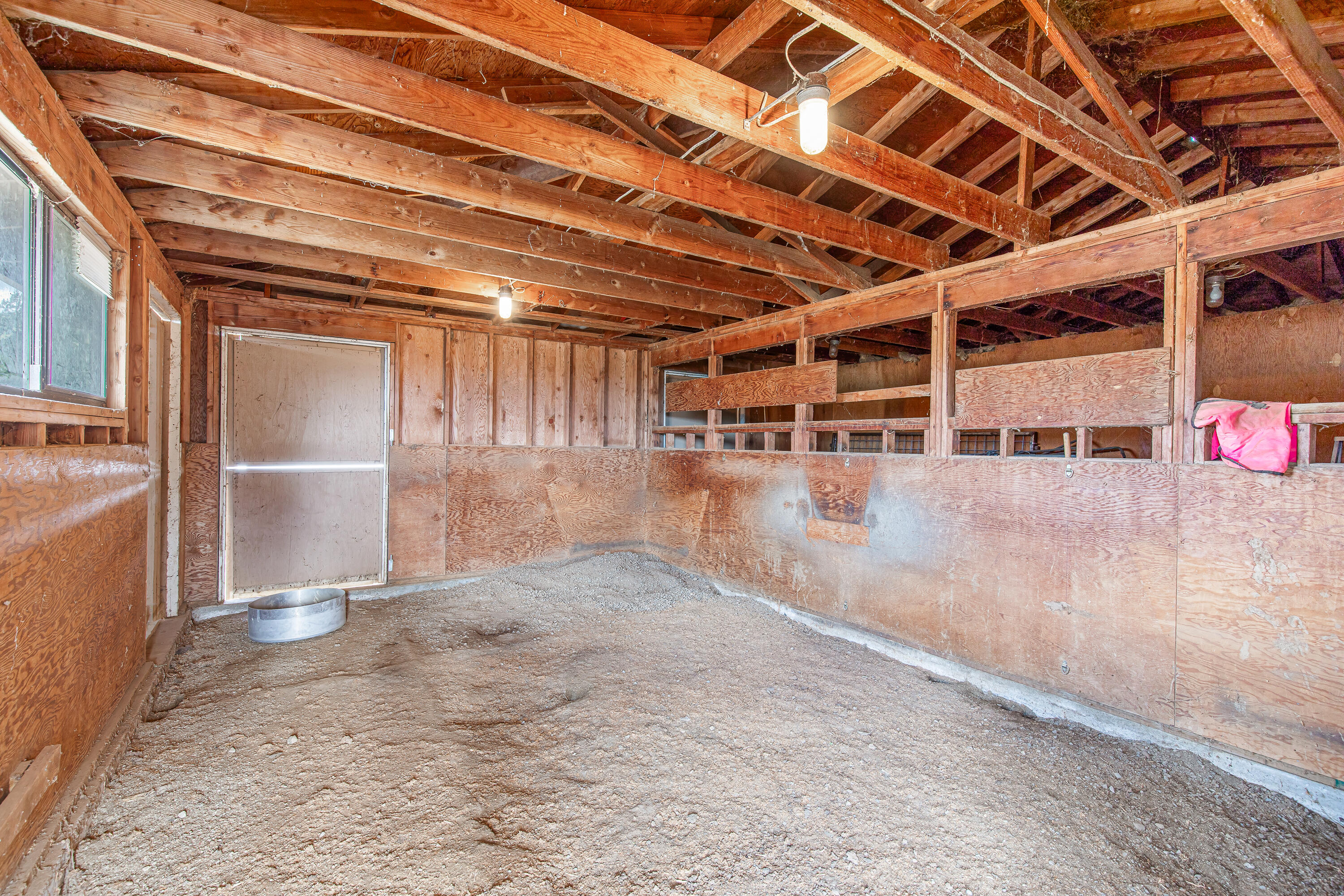 3711 Livingston Road Central Point, OR 97502 - Photo 48 of 58 Barn Stall