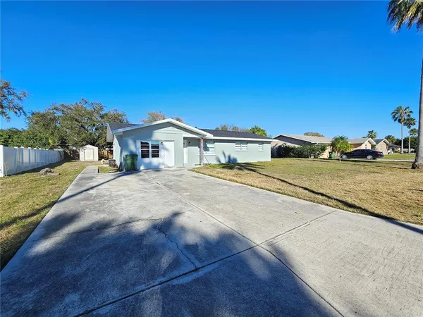 $2,200 | 1621 17th Street East, Bradenton, FL 34208