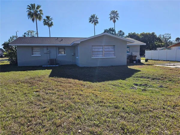 $2,200 | 1621 17th Street East, Bradenton, FL 34208