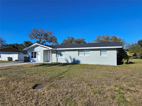 $2,200 | 1621 17th Street East, Bradenton, FL 34208
