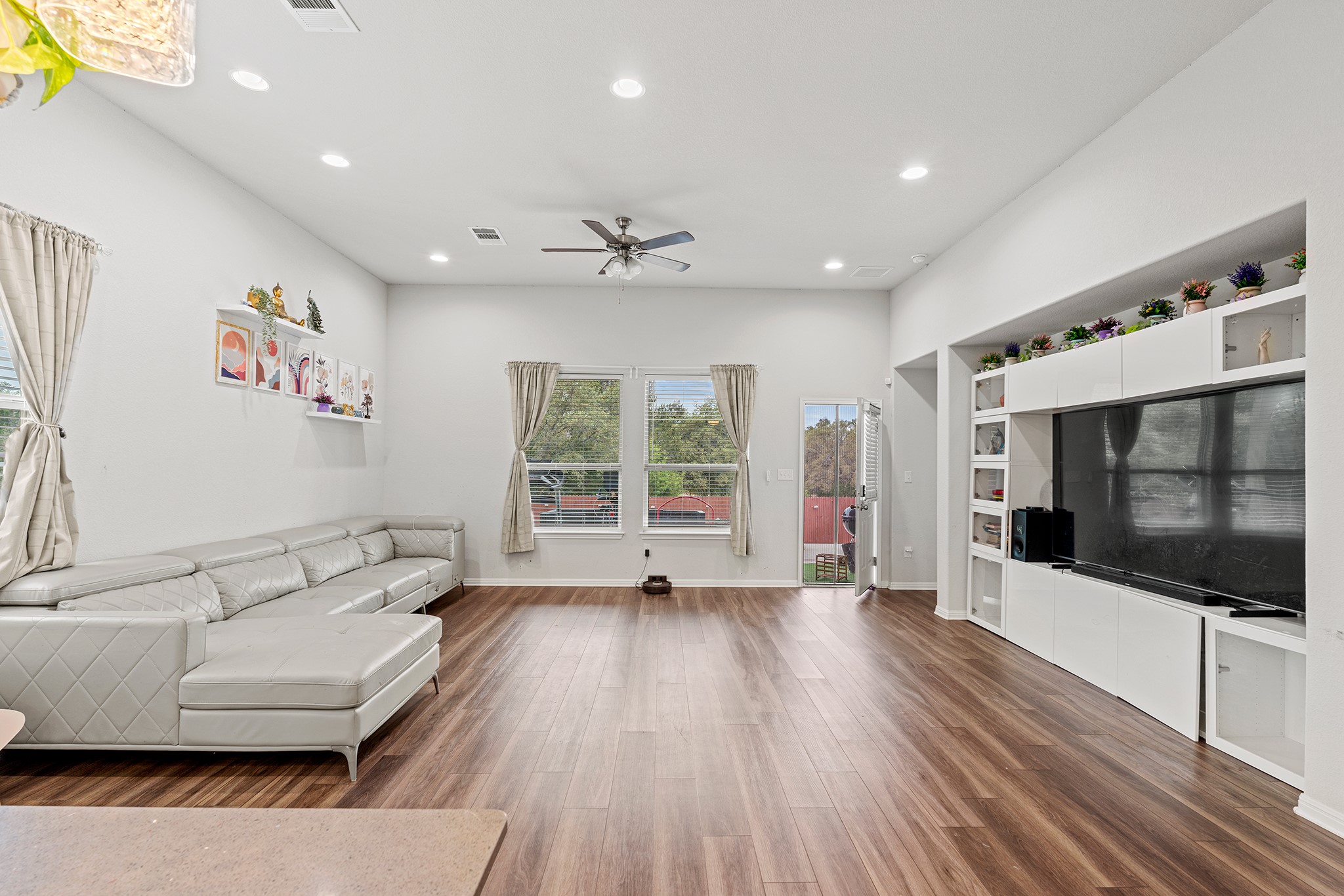 133 Caney Cove Leander, TX 78641 - Photo 4 of 30 Living area with recessed lighting, visible vents, a ceiling fan, wood finished floors, and baseboards