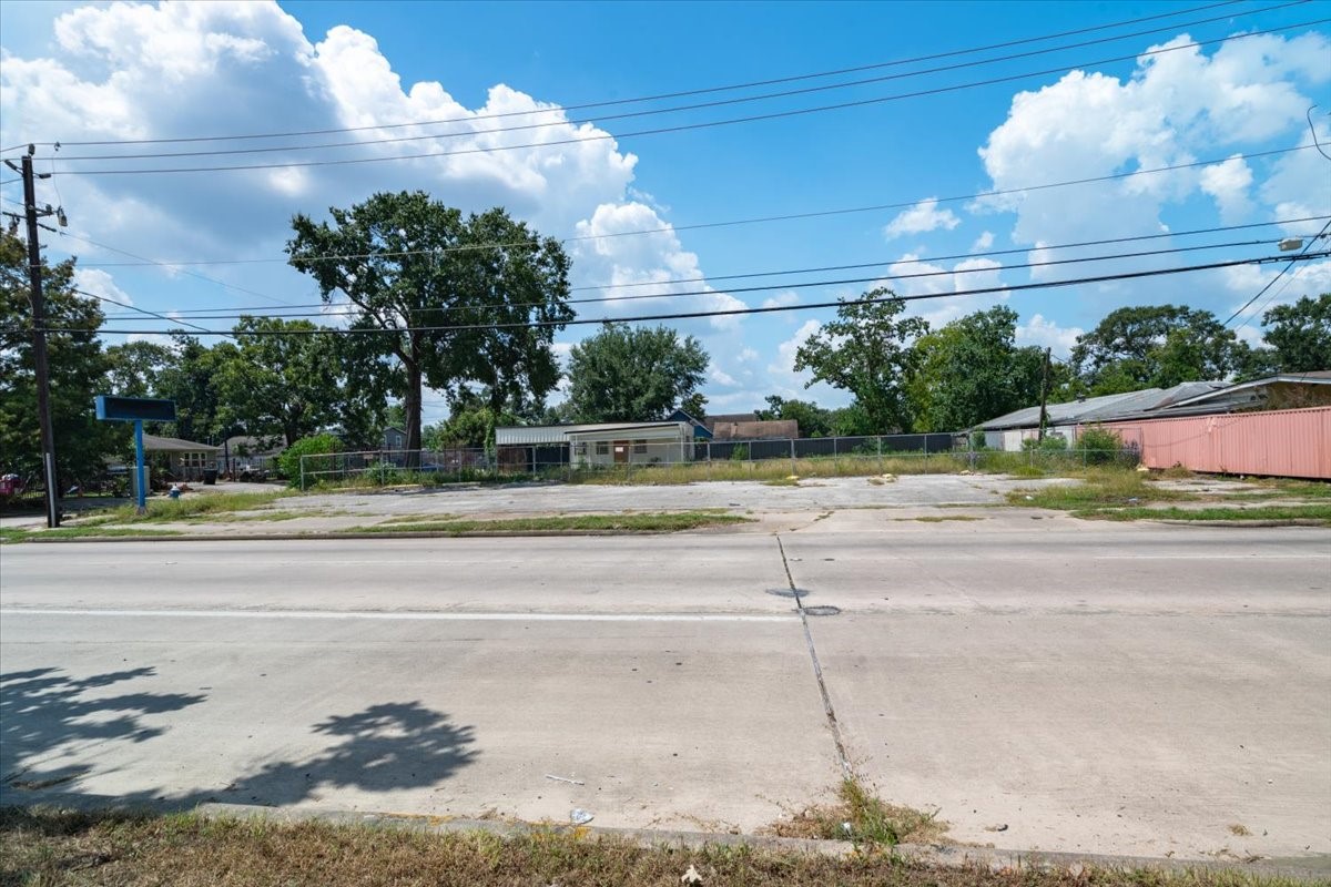 741 McDaniel Street Houston, TX 77022 - Photo 1 of 25 a view of a yard in front of the house