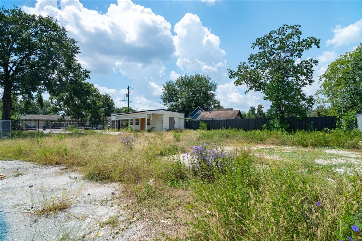 741 McDaniel Street Houston, TX 77022 - Photo 5 of 25 a front view of a house with a yard